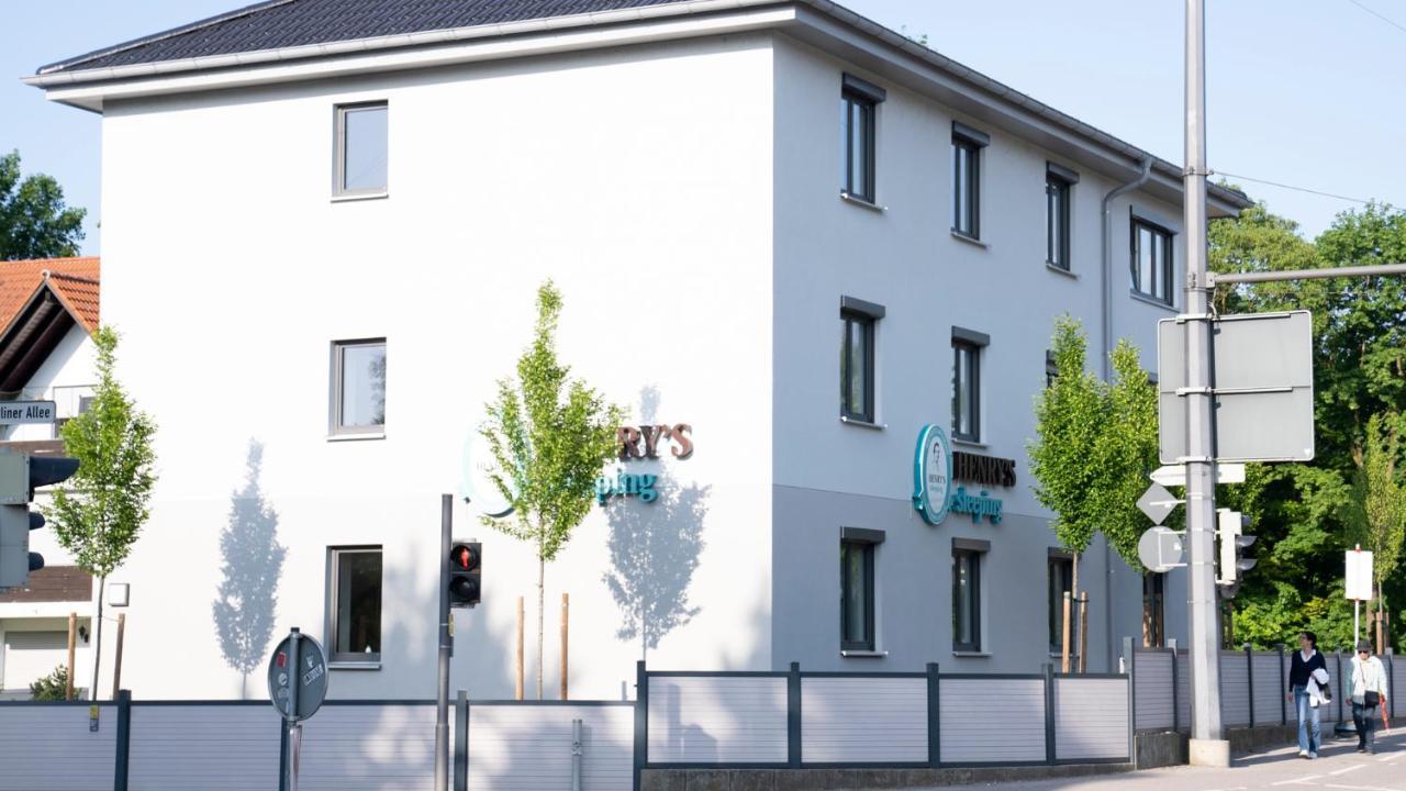 Henrys Sleeping Am Augsburger Eiskanal Extérieur photo